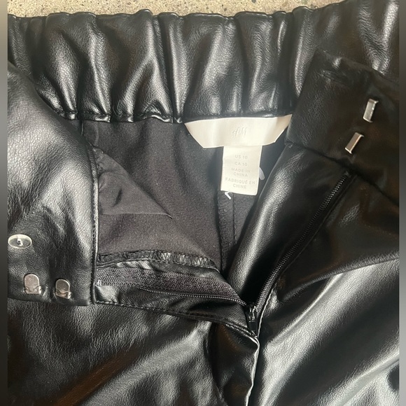 Dynamite Black Faux Leather Wide Leg Long Capri, Size 10 - Picture 2 of 4